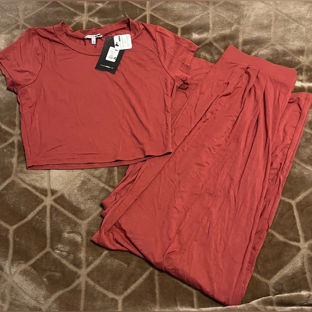 Crop top and pant set 
FASHION NOVA